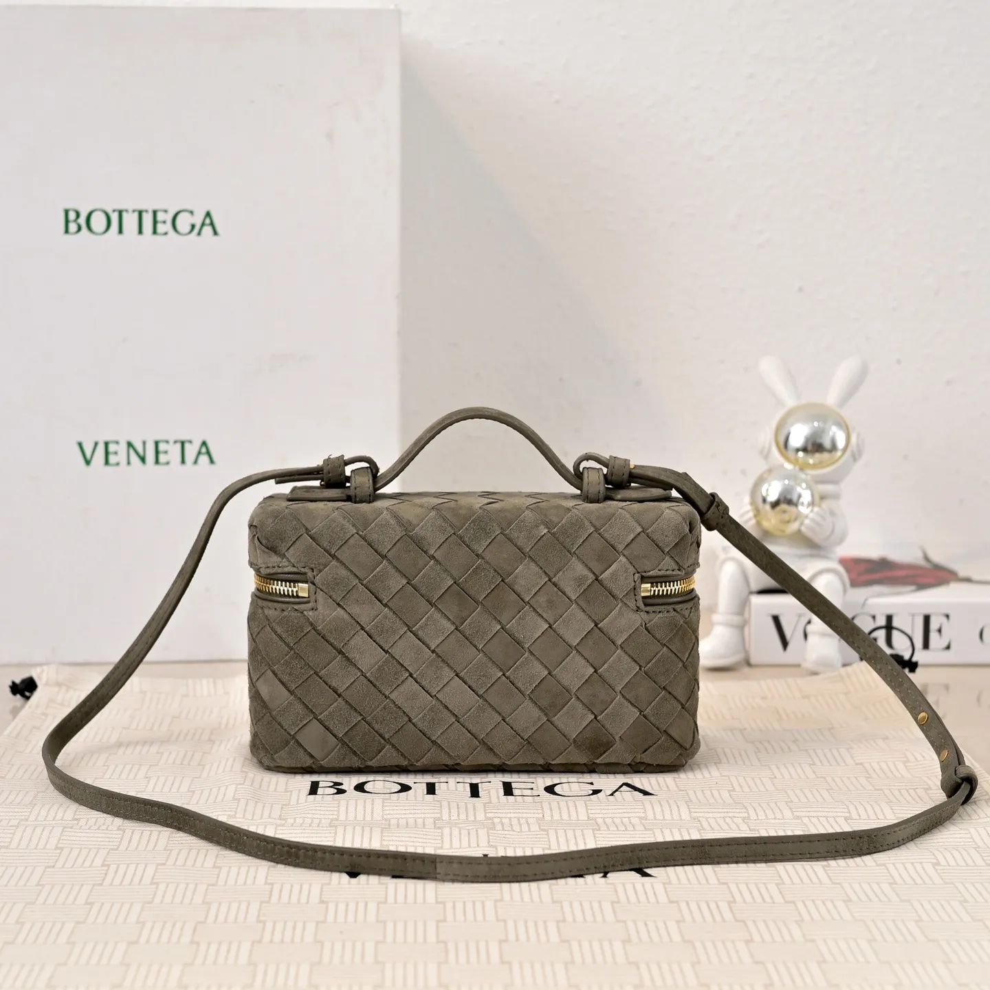 Batch 1360 #BV new Vanity Case suede cosmetic bag 🎈 is a super practical and stylish box cosmetic bag [Fireworks], using the brand's most classic cowhide weaving, with two-way zipper opening and closing, the overall style is retro and elegant, the top handle can be adjusted at will, the hand-held elegant temperament, cross-body casual and casual, unlocking various concave shape scenes 🎬 Model: 9109 Size: 22x12.5x5